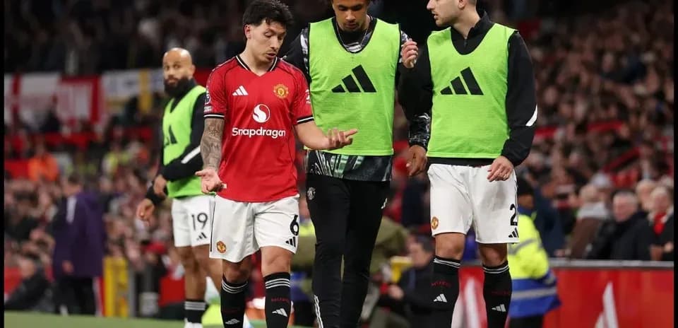 Jugadores de Manchester United discutiendo en la banda
