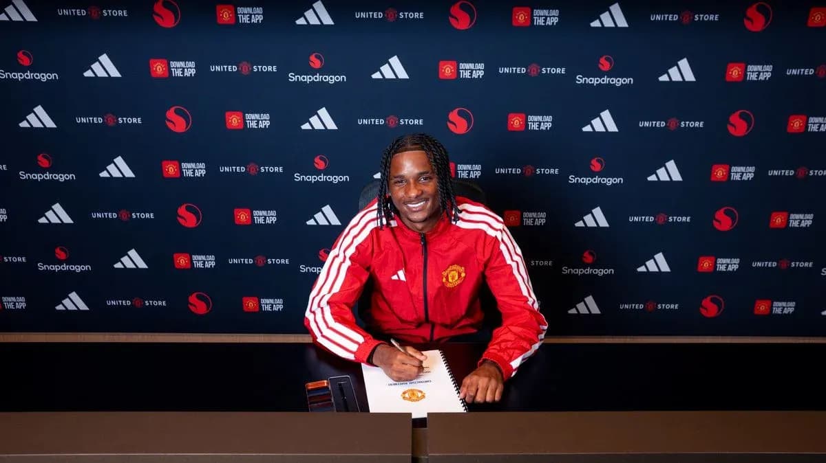 Jugador firmando contrato con Manchester United