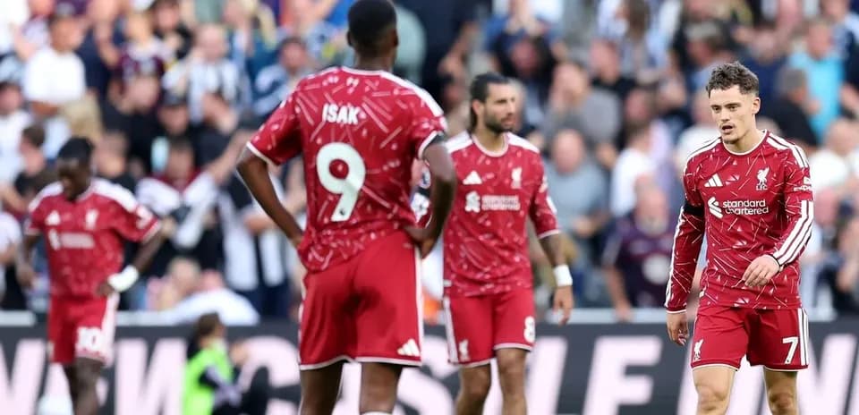 Jugadores de Liverpool en el campo durante un partido