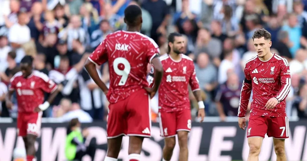 Jugadores de Liverpool en el campo durante un partido