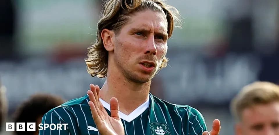 Jugador de Plymouth Argyle aplaudiendo tras el partido