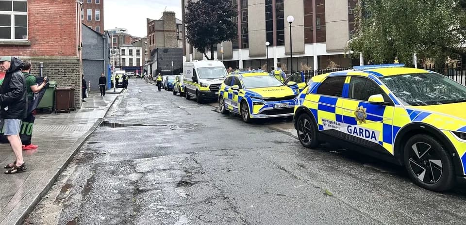 Varios coches de policía Garda estacionados en la calle