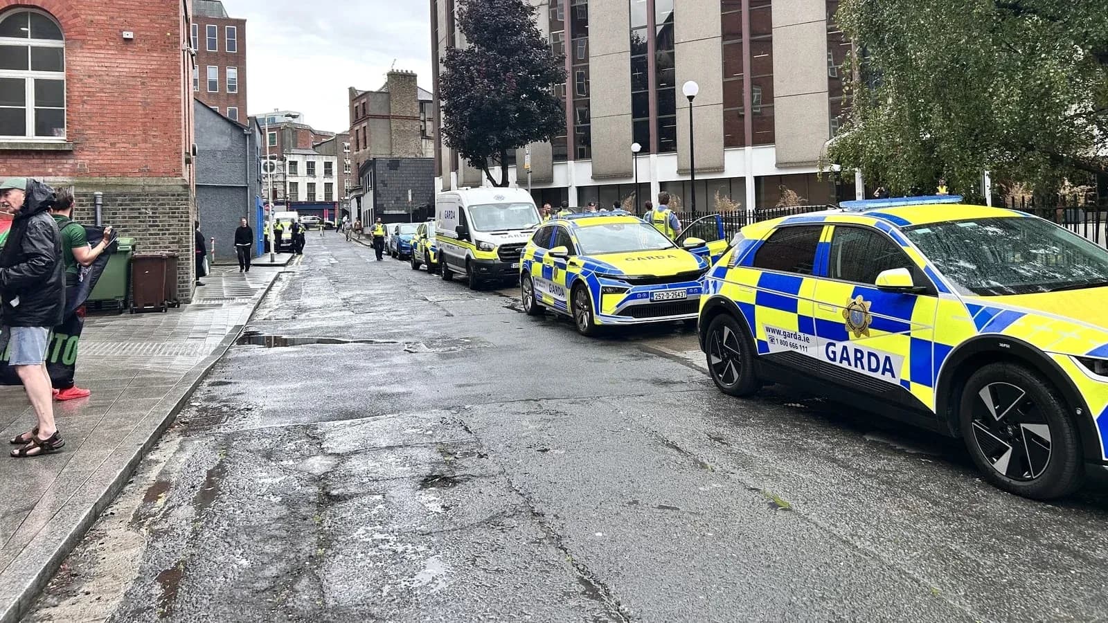 Varios coches de policía Garda estacionados en la calle