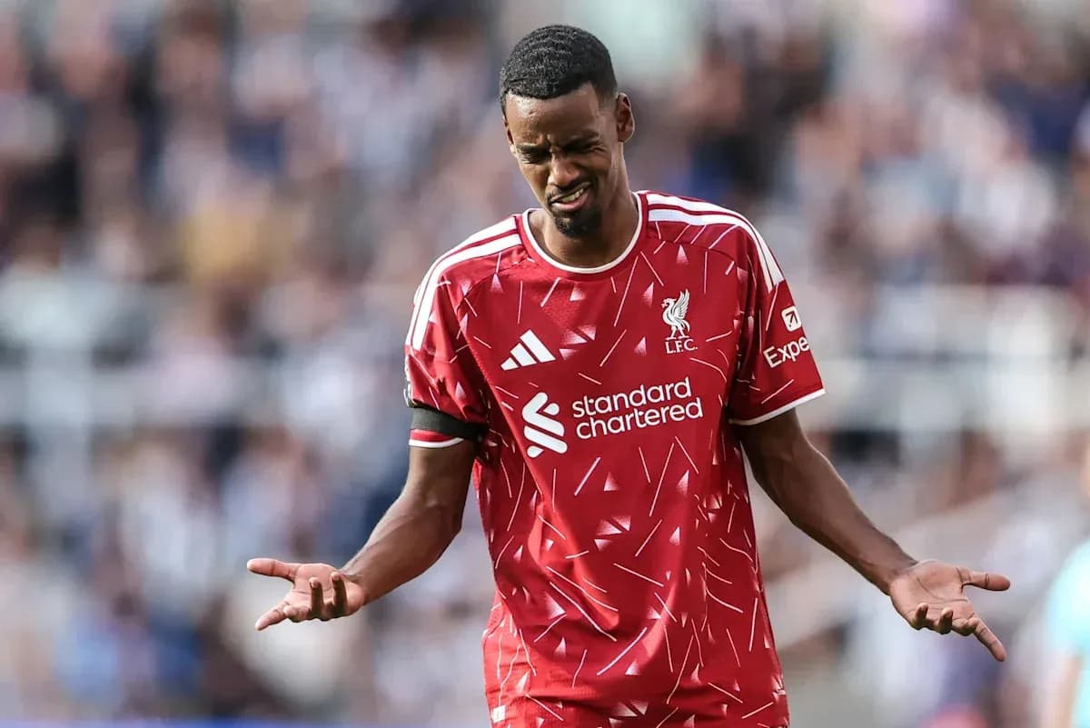 Jugador de Liverpool mostrando frustración en el campo