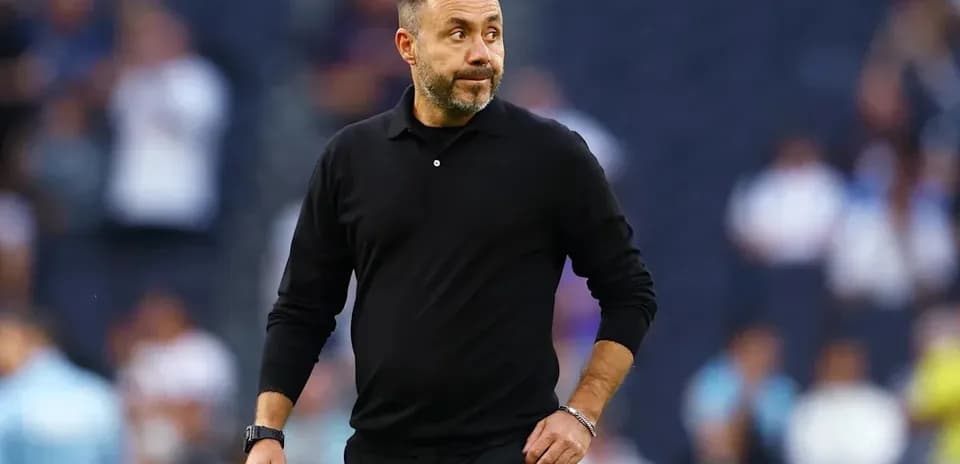 Entrenador caminando en el campo durante el partido