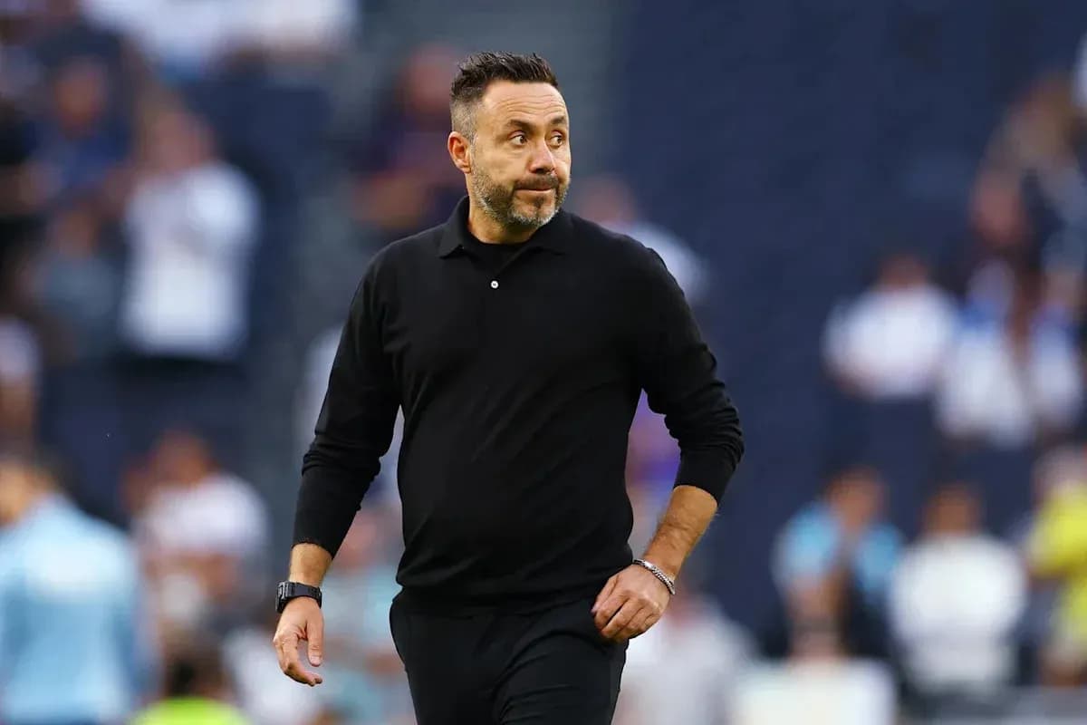 Entrenador caminando en el campo durante el partido