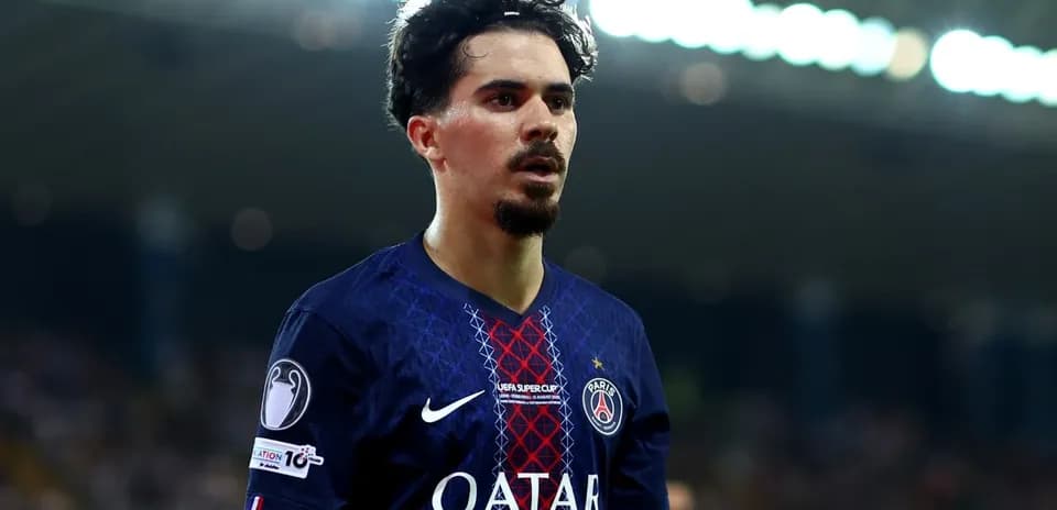 Jugador de PSG en el campo durante un partido