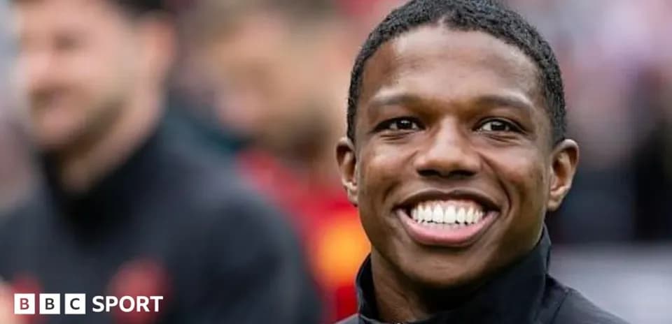 Jugador sonriendo antes del partido en el campo