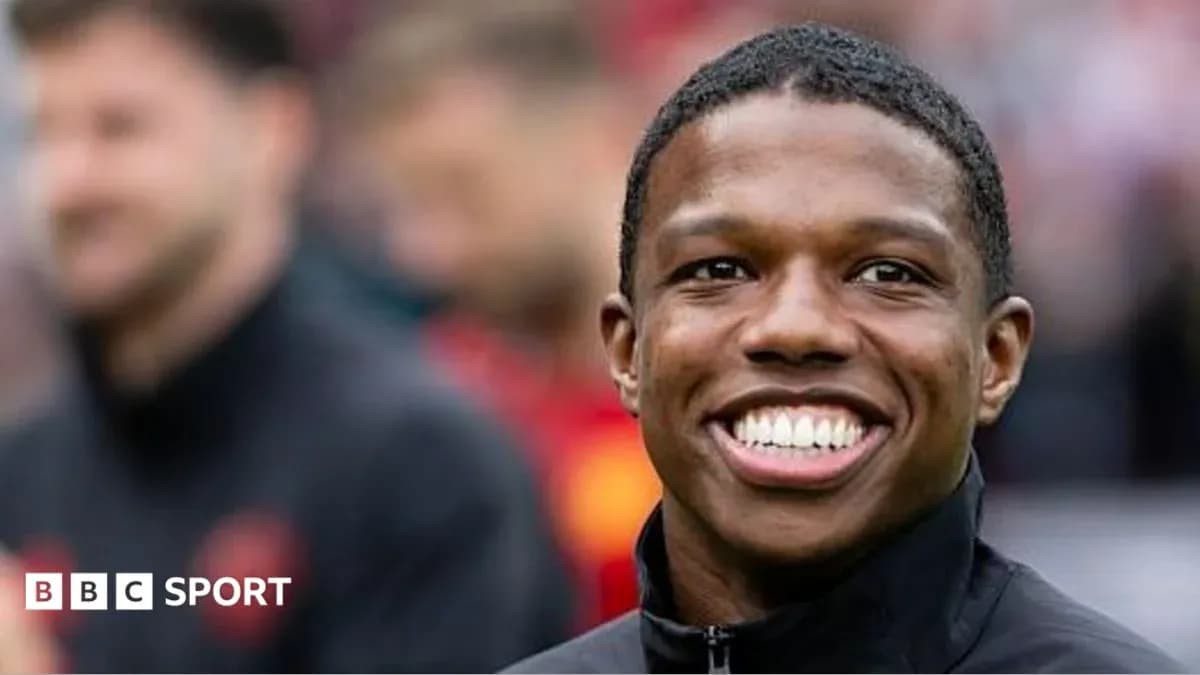 Jugador sonriendo antes del partido en el campo