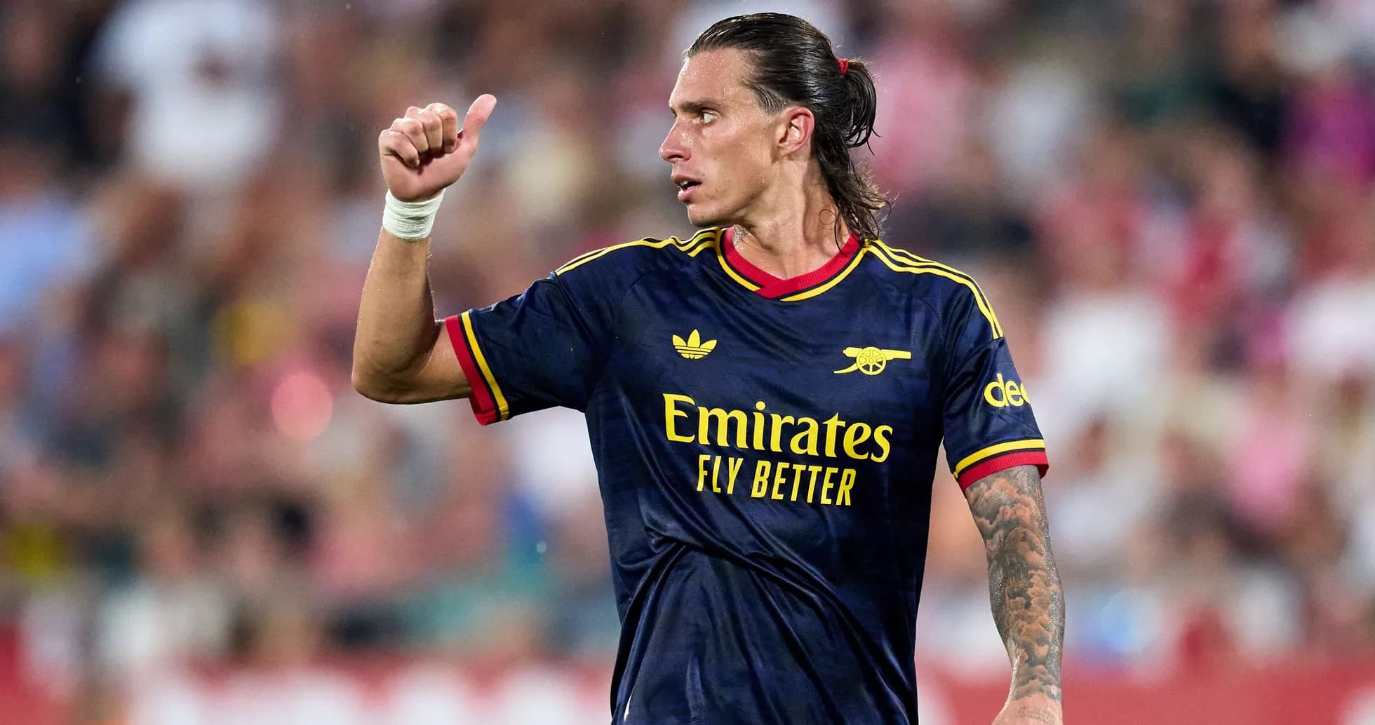 Jugador de Arsenal mostrando pulgar hacia arriba