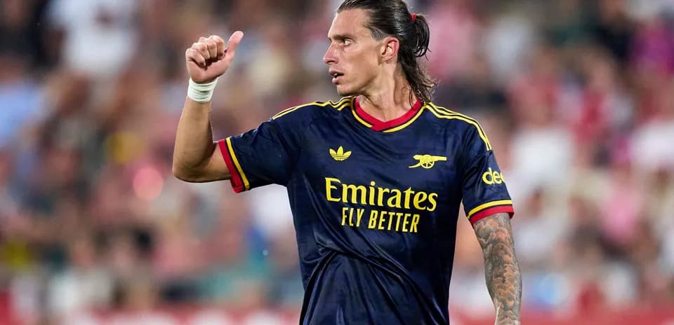 Jugador de Arsenal mostrando pulgar hacia arriba