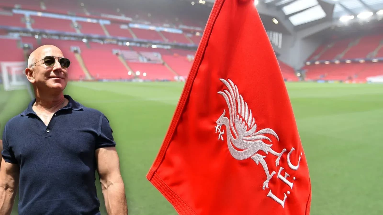 Hombre posando junto a bandera de Liverpool en estadio