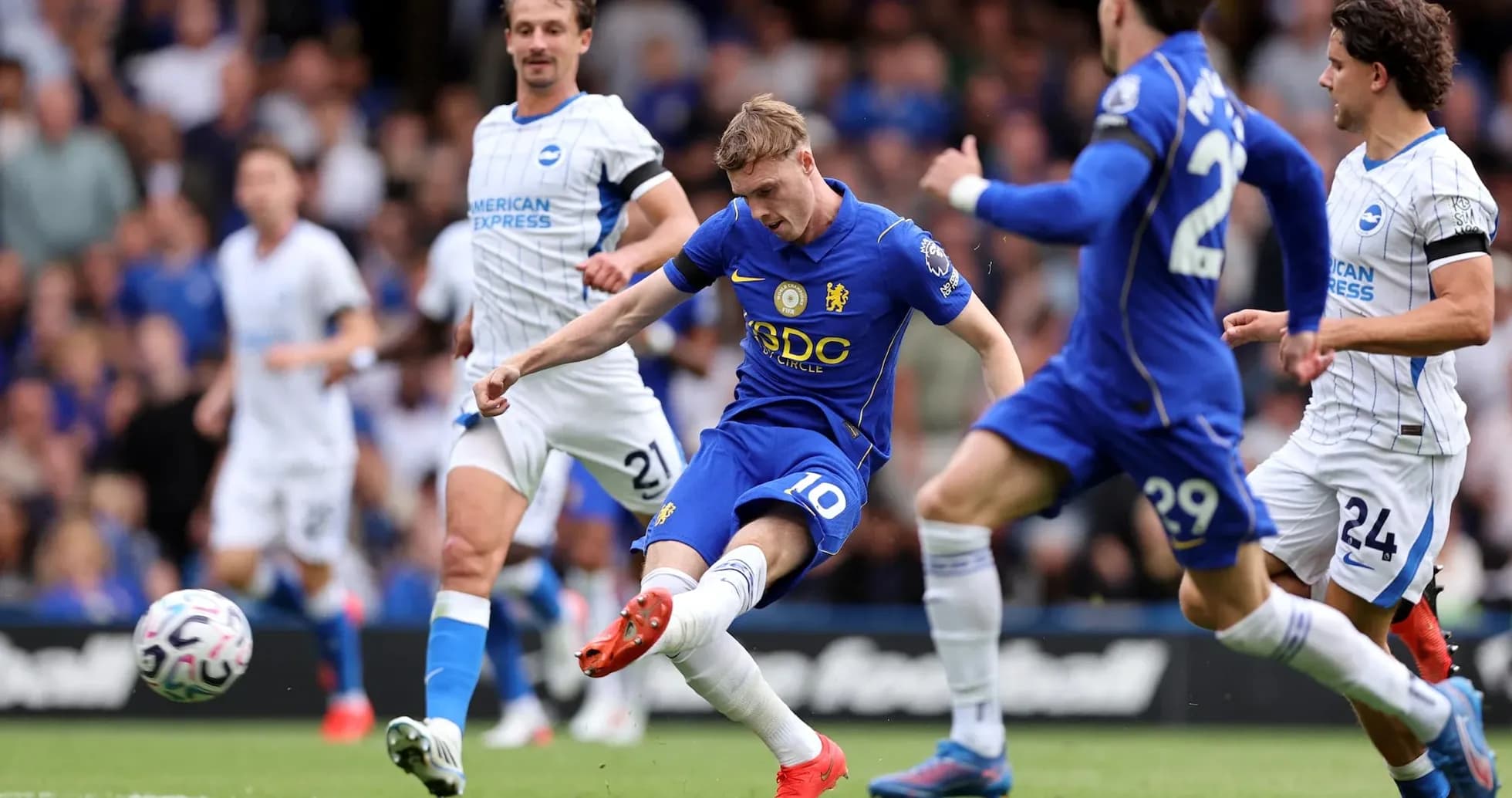 Jugador de Chelsea disparando a portería