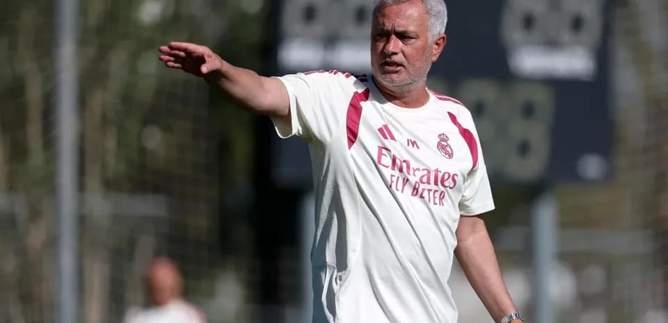Entrenador dirigiendo a su equipo en la práctica