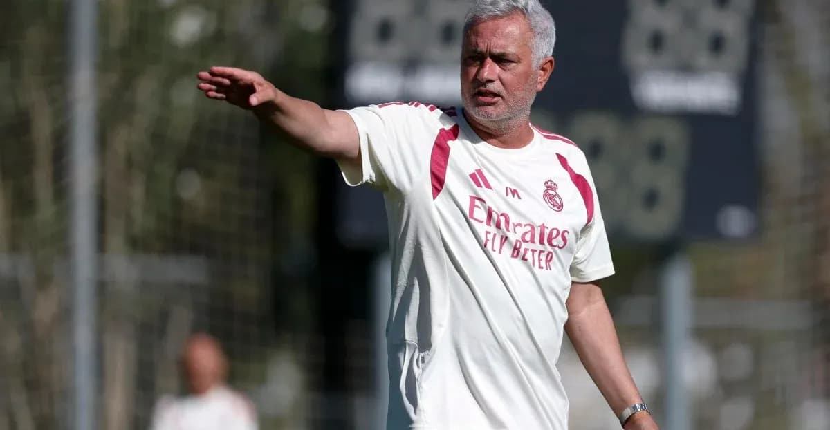 Entrenador dirigiendo a su equipo en la práctica
