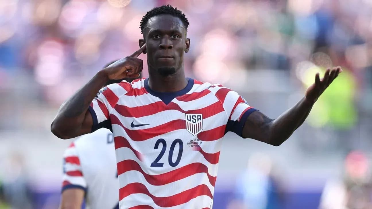 Jugador de Estados Unidos señalando durante el partido