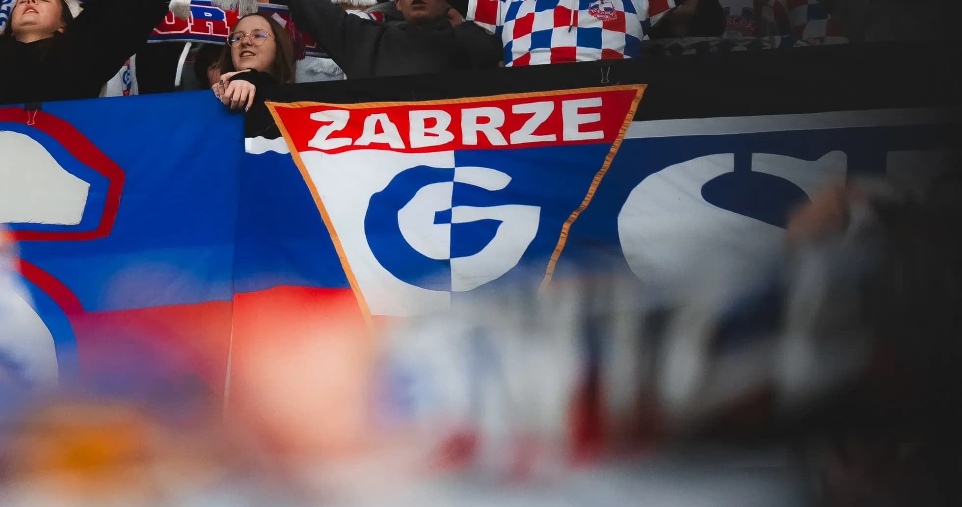 Aficionados con bandera de Górnik Zabrze