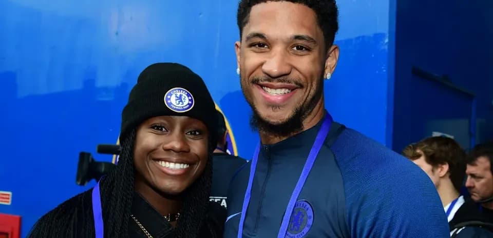 Dos personas sonrientes en un evento de Chelsea