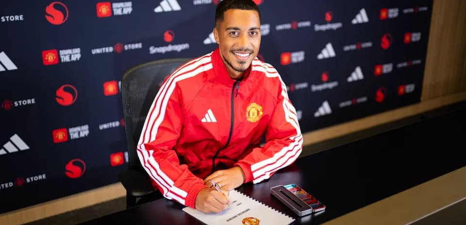 Jugador firmando contrato en la mesa del club