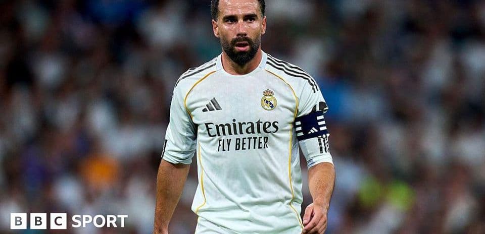 Jugador de Real Madrid con banda de capitán en el campo