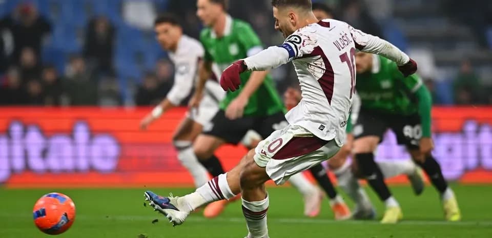 Un jugador de Torino lanzando un penalti