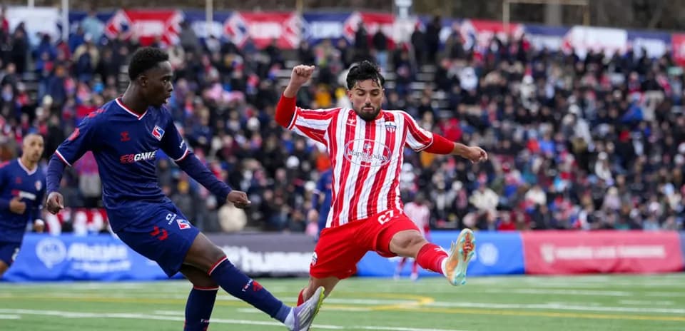 Jugador de Atlético Ottawa en acción durante el partido