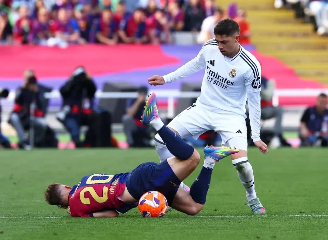 Futbolista de Barcelona cae al suelo durante el partido