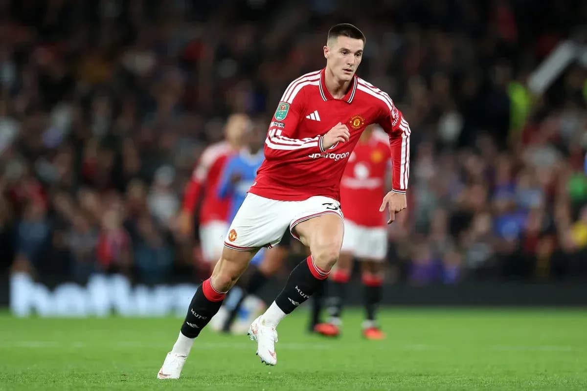 Jugador de Manchester United corriendo durante el partido