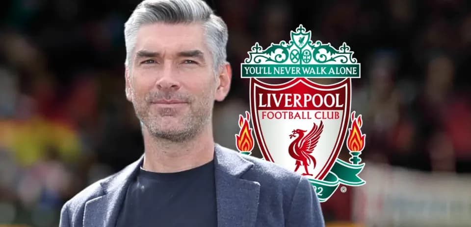 Hombre frente al logo del Liverpool FC