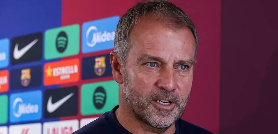 Entrenador hablando en rueda de prensa de Barça