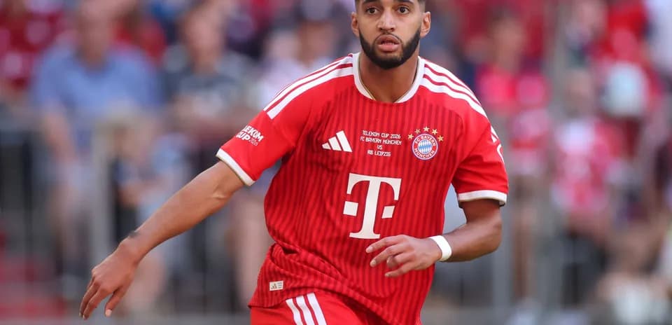 Jugador de Bayern Múnich corriendo en partido