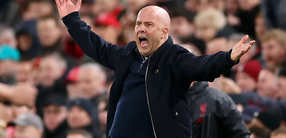 Entrenador gesticulando durante el partido en el estadio