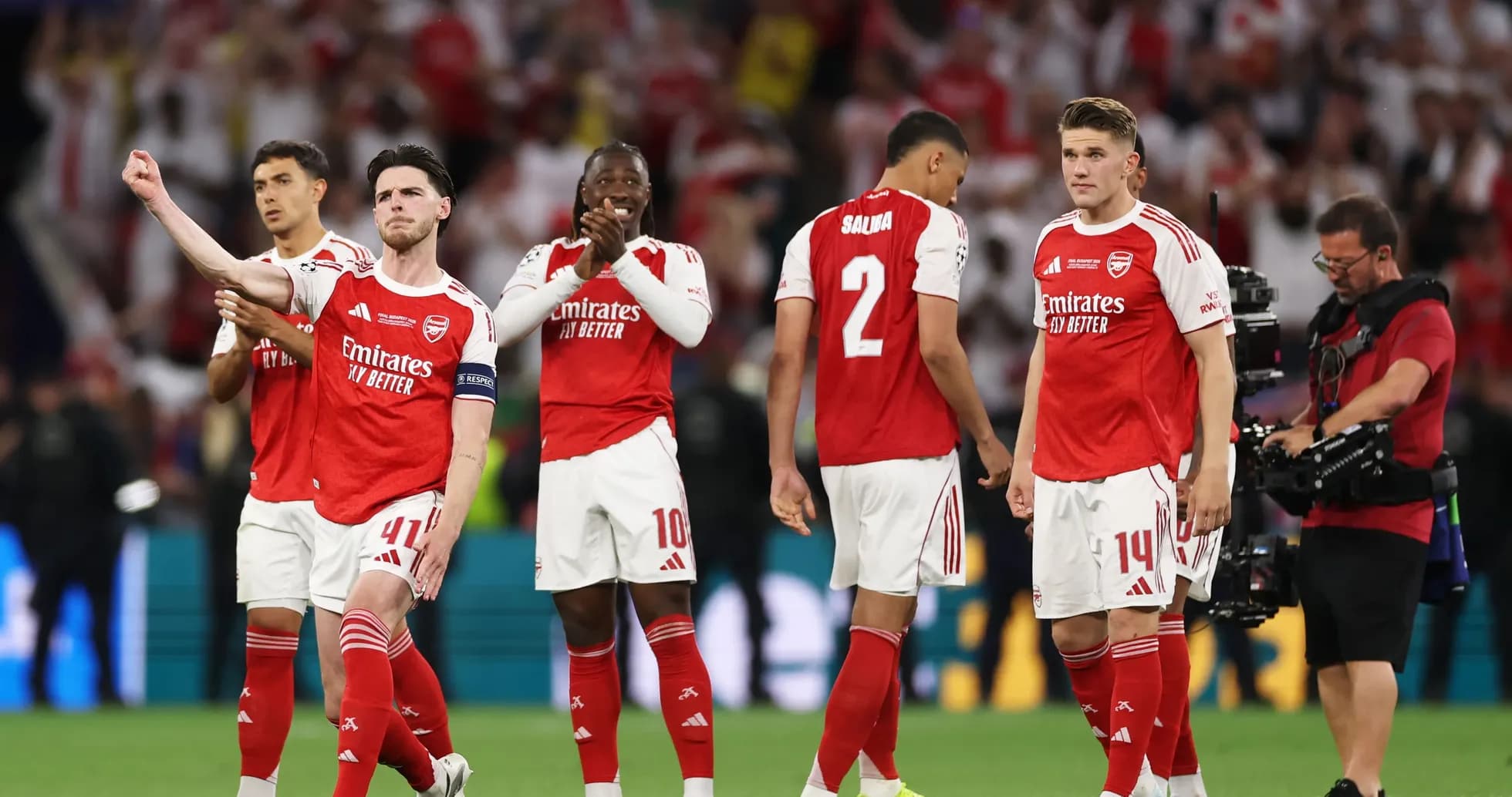 Jugadores de Arsenal en el campo tras el partido