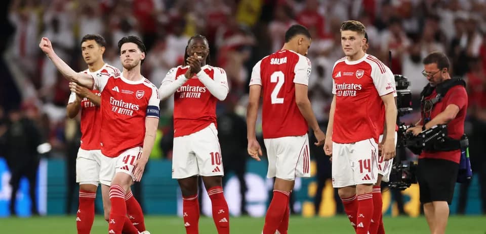 Jugadores de Arsenal en el campo tras el partido