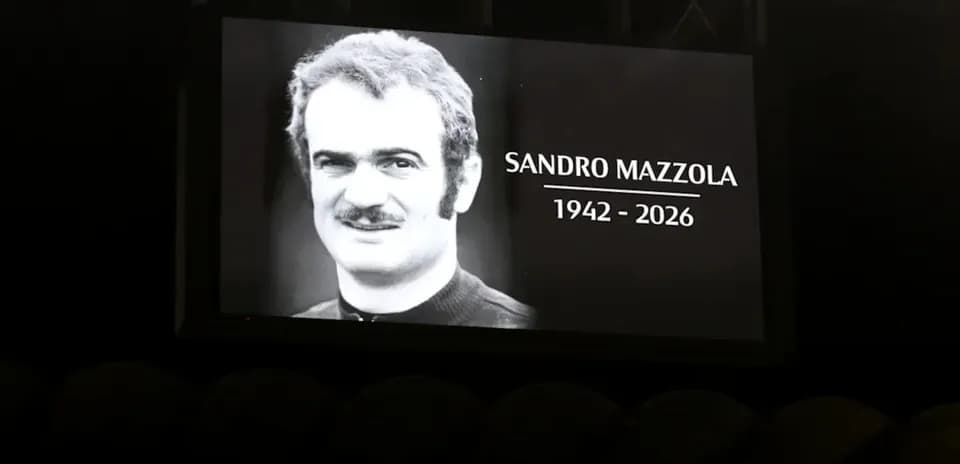 Pantalla con imagen y homenaje a Sandro Mazzola
