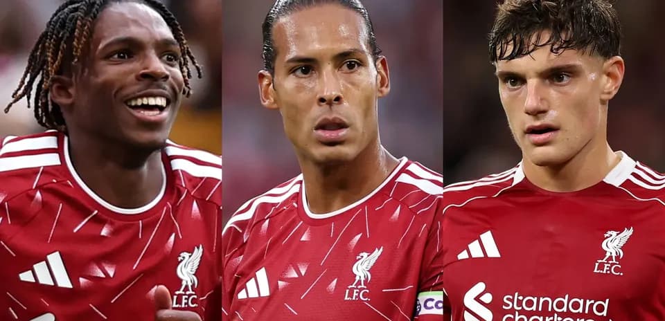 Tres jugadores de Liverpool en uniforme rojo