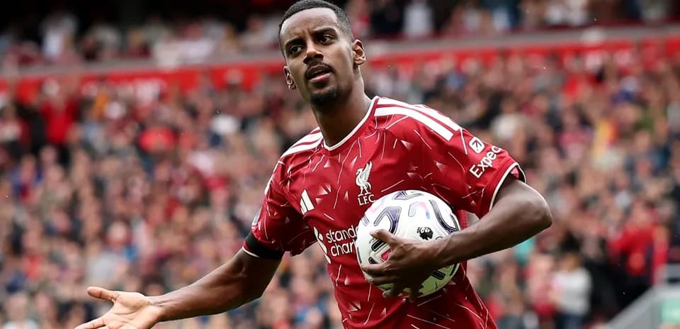 Jugador de Liverpool sosteniendo un balón durante el partido