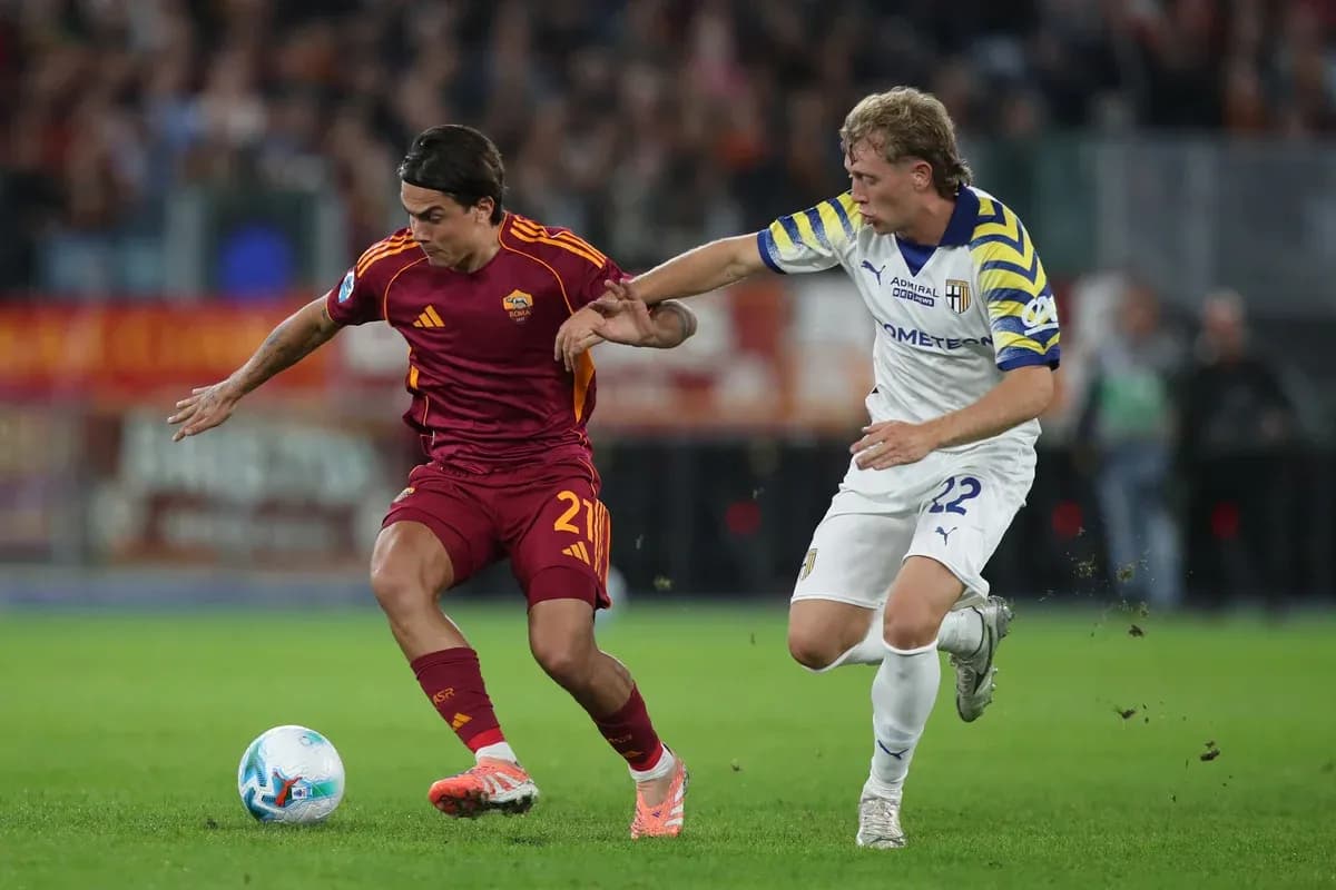Jugador de AS Roma contra jugador de Parma