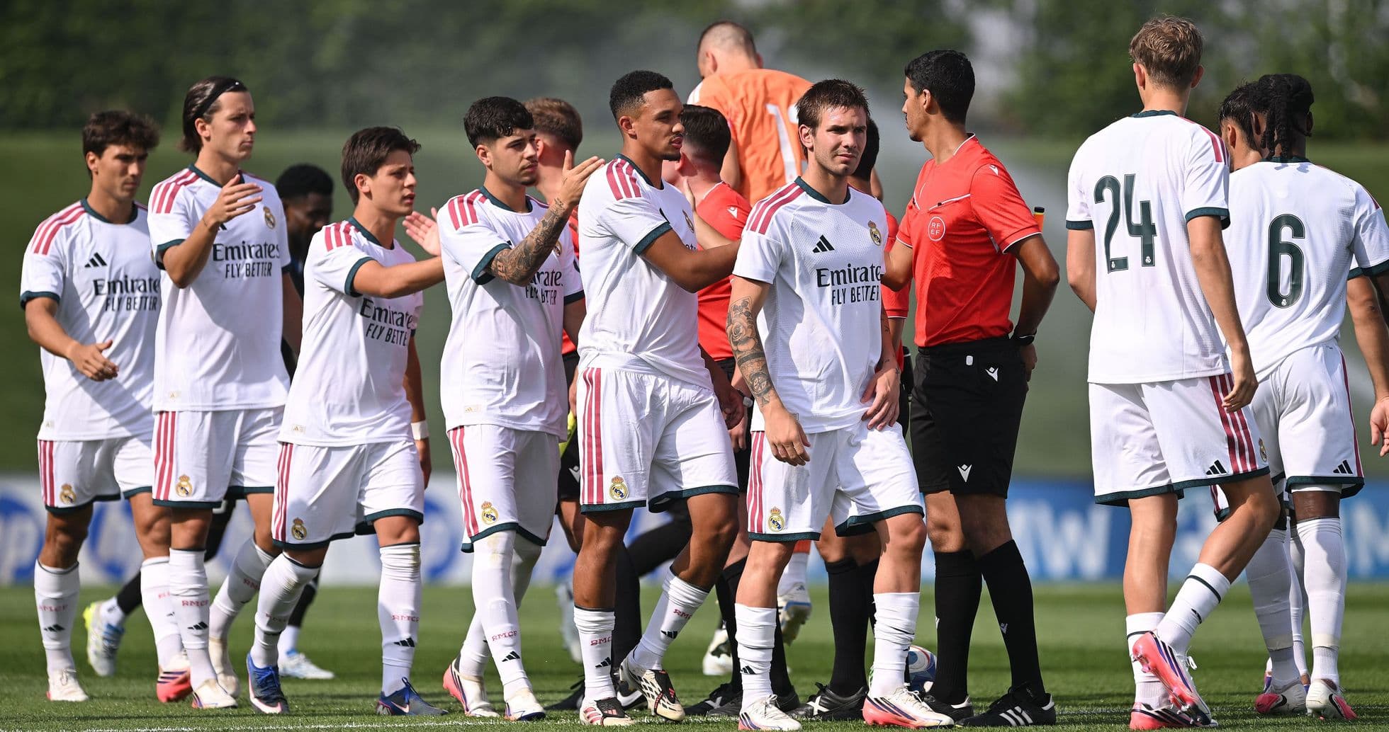 Jugadores de Real Madrid en saludo antes del partido