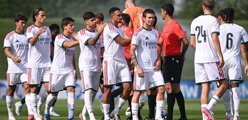 Jugadores de Real Madrid en saludo antes del partido