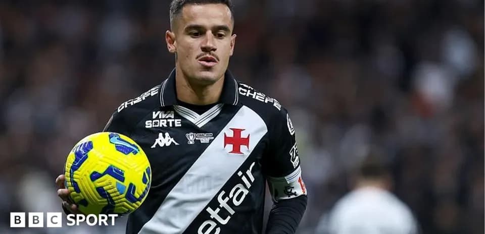 Jugador de Vasco da Gama sosteniendo un balón