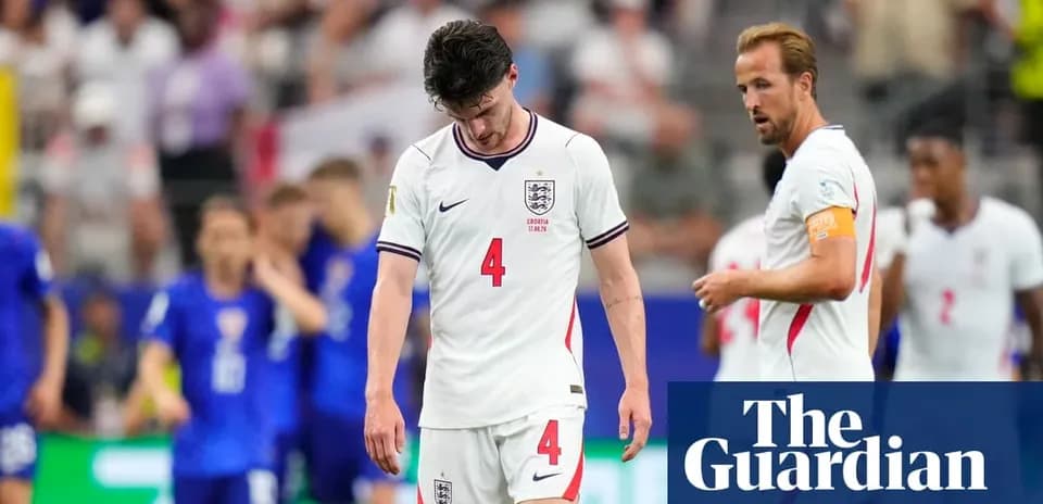 Jugadores de Inglaterra caminando cabizbajos tras partido