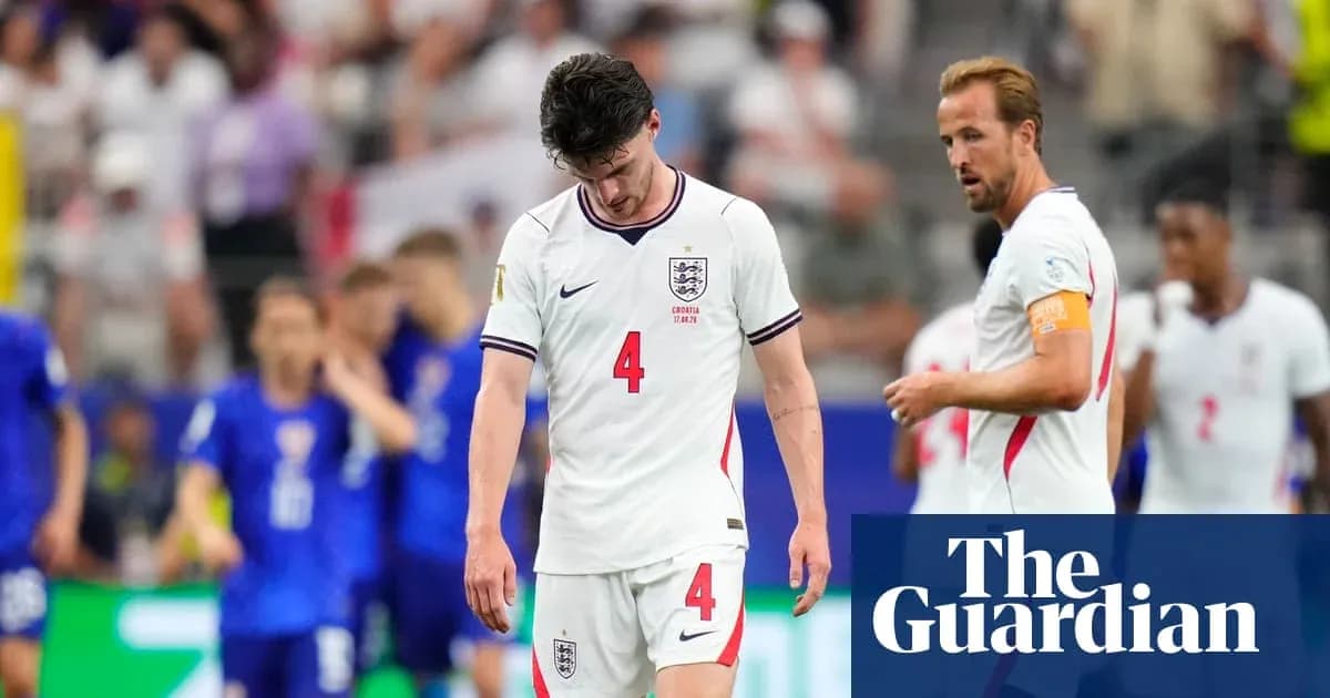 Jugadores de Inglaterra caminando cabizbajos tras partido