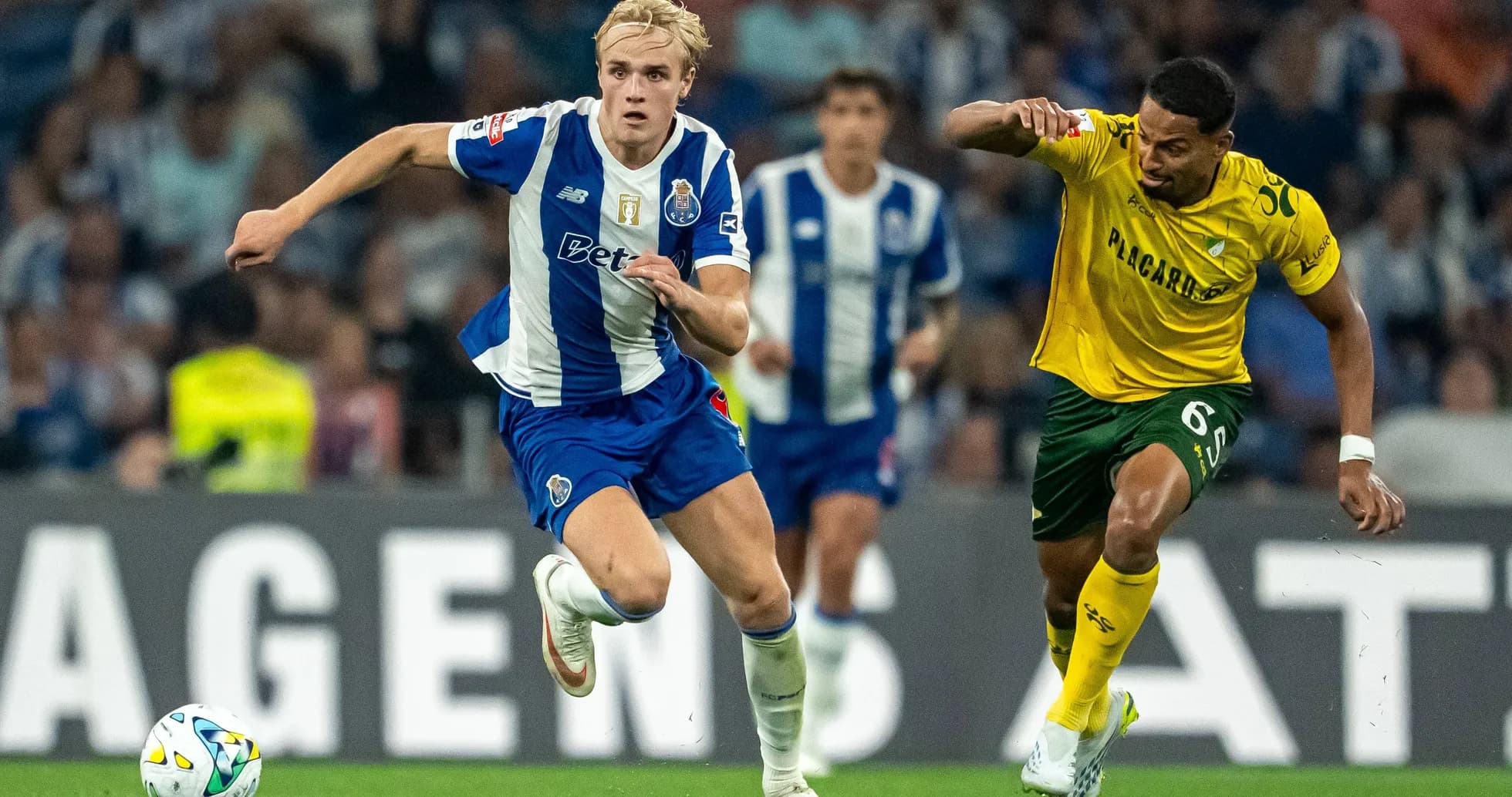 Jugador del FC Porto corriendo con el balón