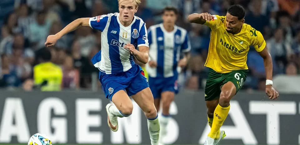 Jugador del FC Porto corriendo con el balón