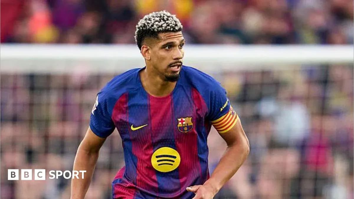 Jugador del FC Barcelona corriendo en el campo