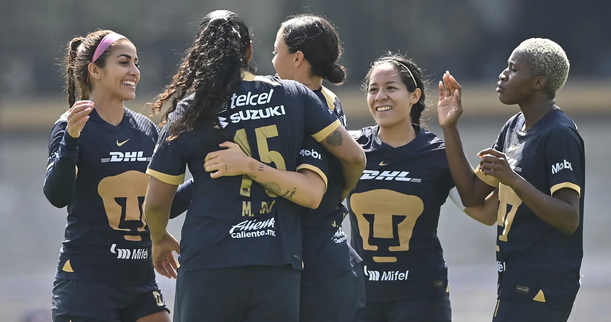 Jugadoras de Pumas celebrando un gol