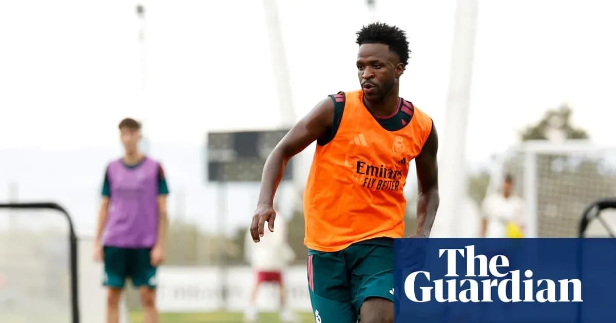 Jugador entrenando en el campo con uniforme de Real Madrid