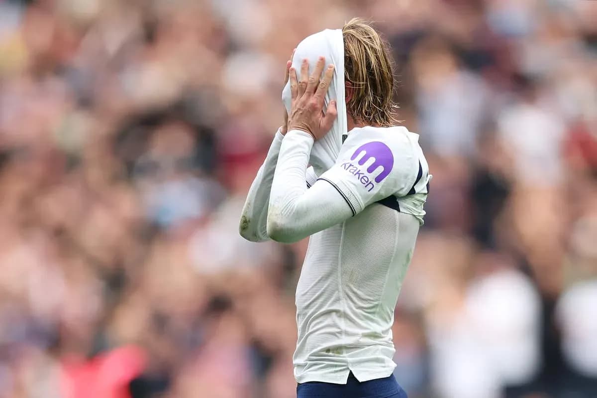 Jugador cubriendo su rostro con la camiseta durante el partido
