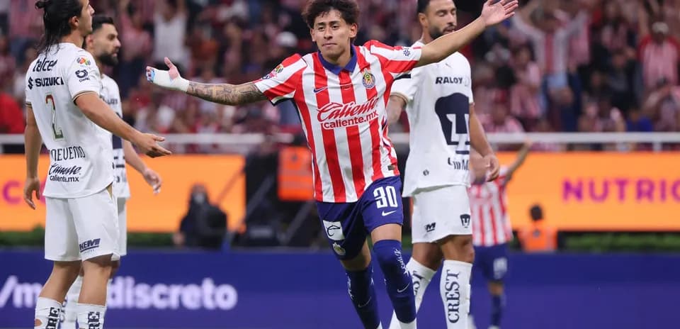 Jugador de Chivas celebra un gol contra Pumas